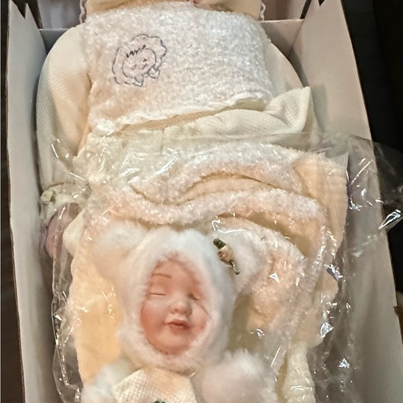 🩷NEW IN BOX NUMBERED PREMIUM EDITION Dreams and Treasures porcelain doll - Picture 7 of 7